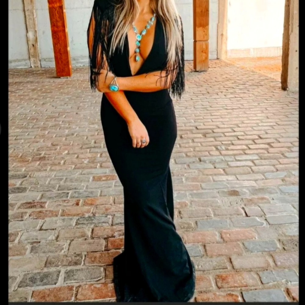 STUNNING BLACK DRESS!